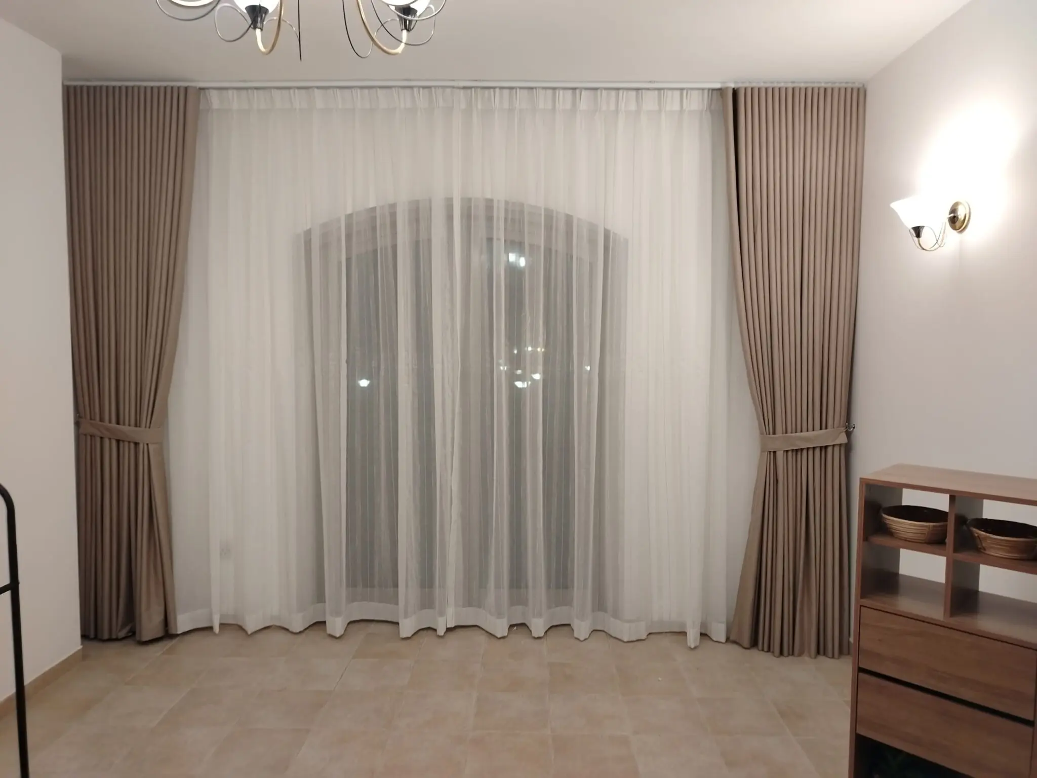 Customer consultation at Vivid Curtain Abu Dhabi with experts discussing flooring and interior solutions for residential and commercial projects