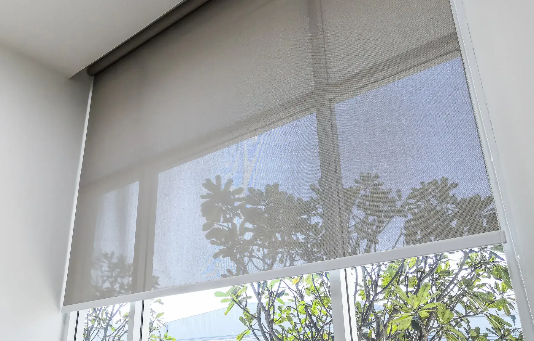 Buy sunscreen roller blinds in Abu Dhabi for UV protection, glare control, and modern light filtering design for homes and offices.